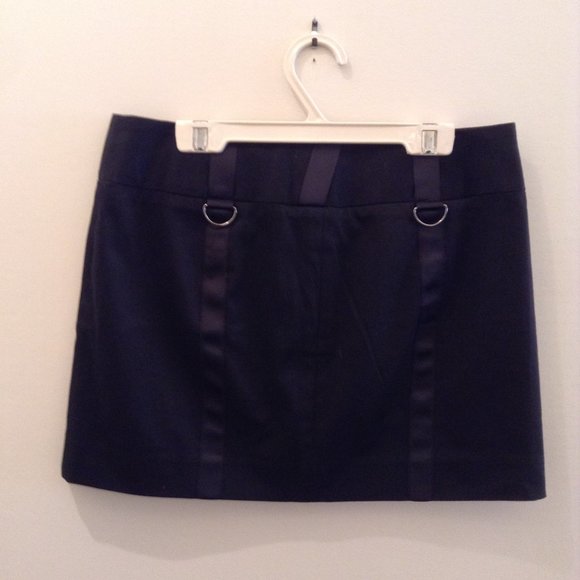 $70 for this brand new "Guess" mini skirt! - Picture 3 of 4
